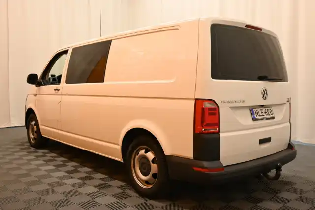 Valkoinen Tila-auto, Volkswagen Transporter – NLE-620