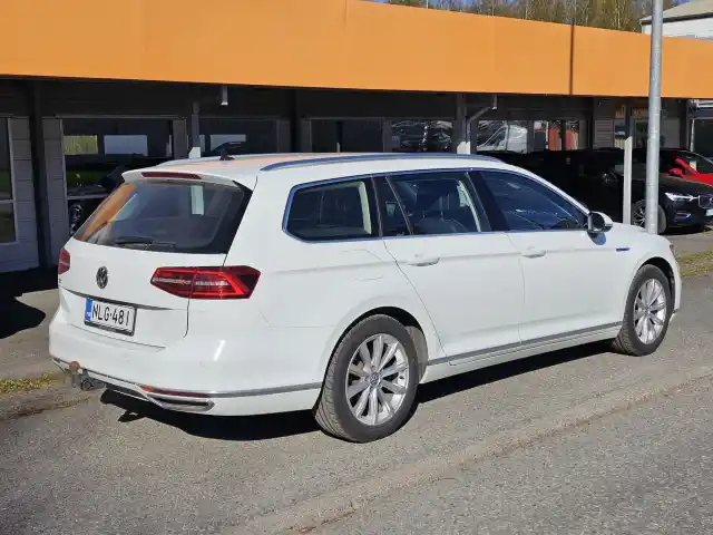 Valkoinen Farmari, Volkswagen Passat – NLG-481