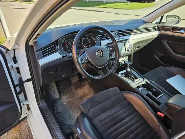 Valkoinen Farmari, Volkswagen Passat – NLG-481
