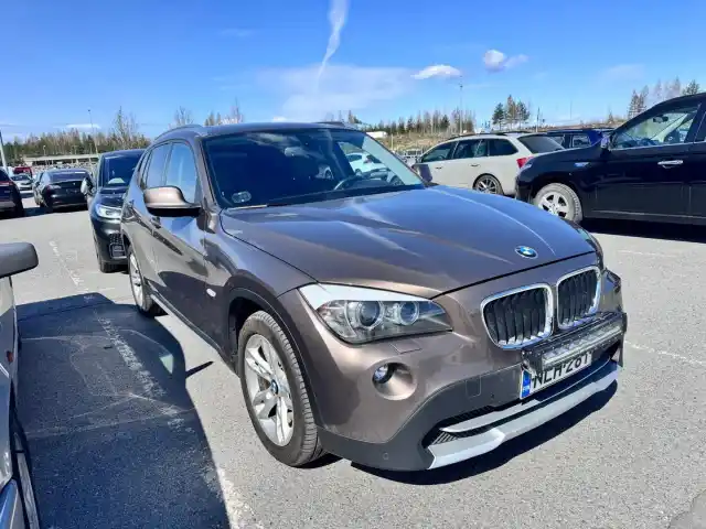 Ruskea Maastoauto, BMW X1 – NLH-281