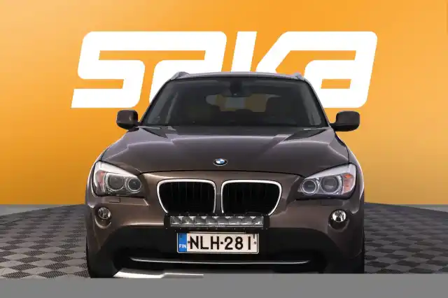 Ruskea Maastoauto, BMW X1 – NLH-281