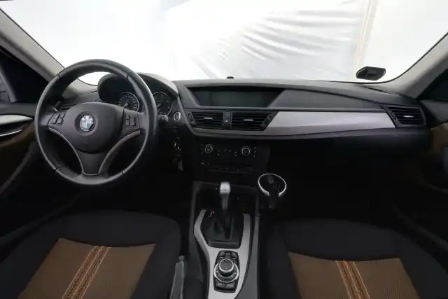 Ruskea Maastoauto, BMW X1 – NLH-281