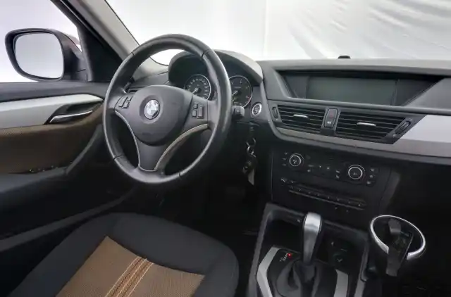 Ruskea Maastoauto, BMW X1 – NLH-281