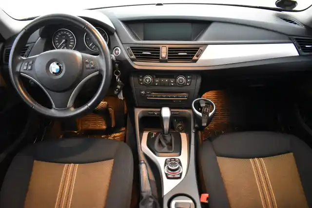 Ruskea Maastoauto, BMW X1 – NLH-281