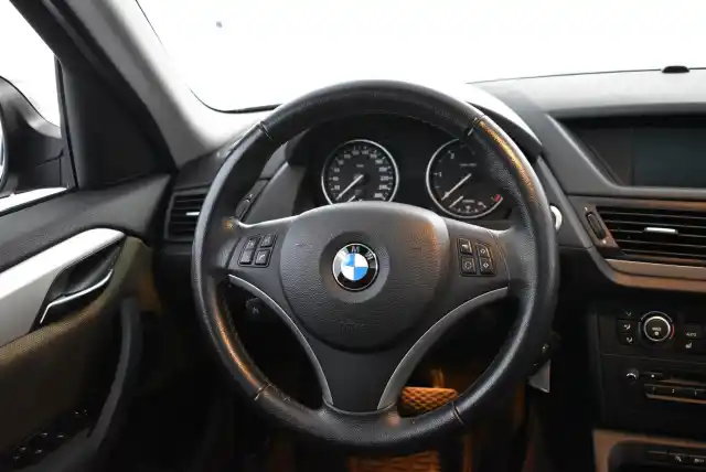 Ruskea Maastoauto, BMW X1 – NLH-281