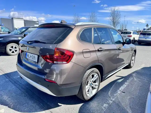Ruskea Maastoauto, BMW X1 – NLH-281