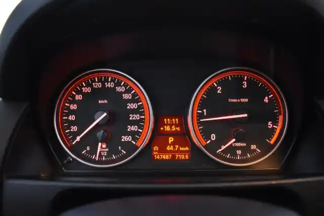 Ruskea Maastoauto, BMW X1 – NLH-281