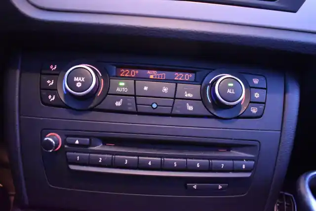 Ruskea Maastoauto, BMW X1 – NLH-281
