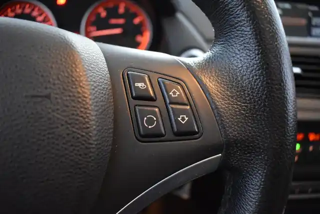 Ruskea Maastoauto, BMW X1 – NLH-281