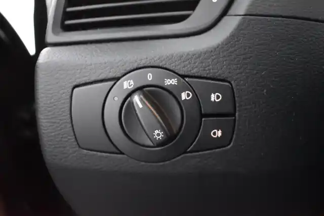 Ruskea Maastoauto, BMW X1 – NLH-281