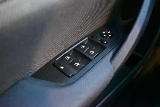 Ruskea Maastoauto, BMW X1 – NLH-281