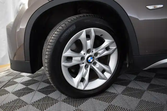 Ruskea Maastoauto, BMW X1 – NLH-281
