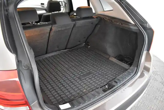 Ruskea Maastoauto, BMW X1 – NLH-281
