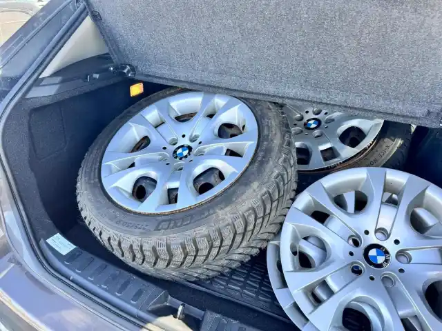 Ruskea Maastoauto, BMW X1 – NLH-281