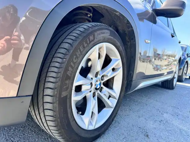 Ruskea Maastoauto, BMW X1 – NLH-281