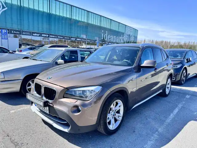 Ruskea Maastoauto, BMW X1 – NLH-281