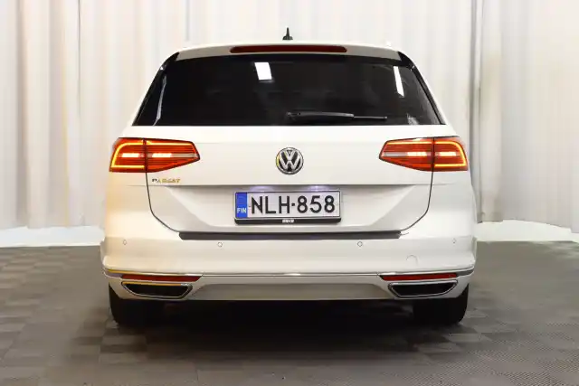 Valkoinen Farmari, Volkswagen Passat – NLH-858