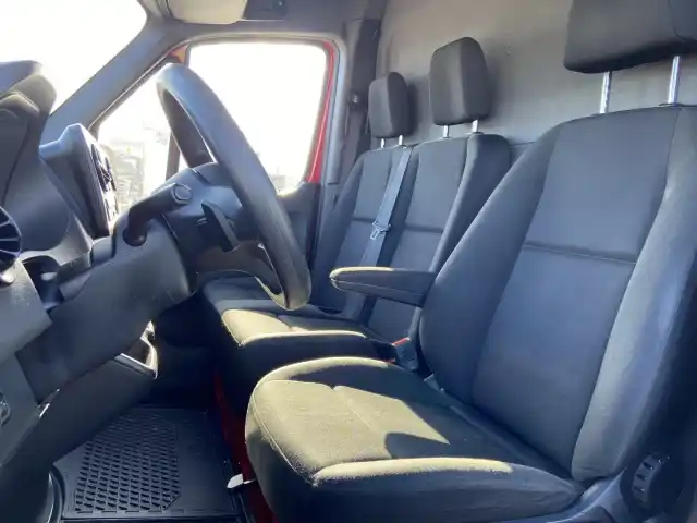 Punainen Pakettiauto, Mercedes-Benz Sprinter – NLJ-223