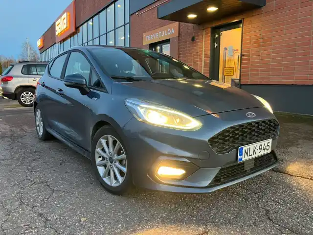 Sininen Viistoperä, Ford Fiesta – NLK-945