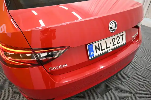 Punainen Sedan, Skoda Superb – NLL-227
