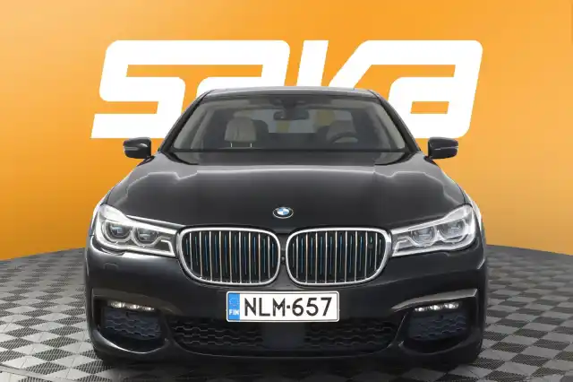 Sininen Sedan, BMW 740 – NLM-657