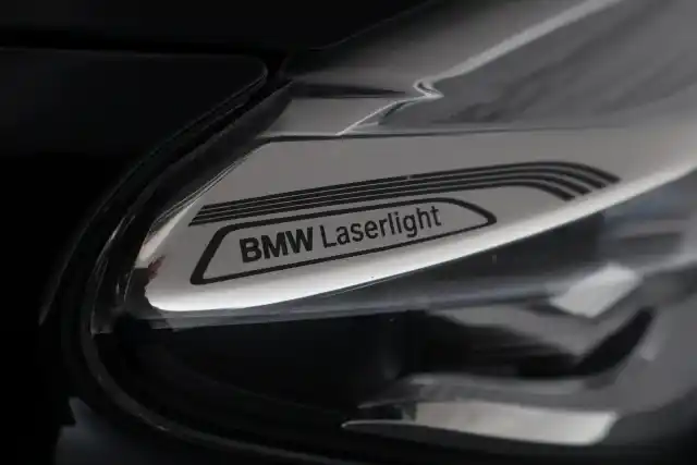 Sininen Sedan, BMW 740 – NLM-657