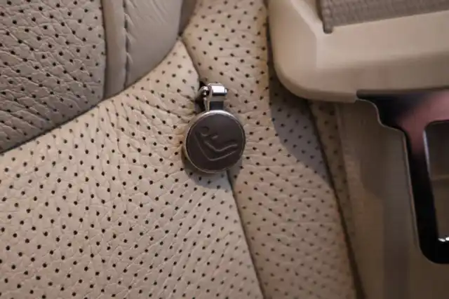 Sininen Sedan, BMW 740 – NLM-657