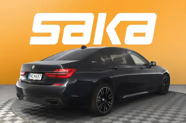 Sininen Sedan, BMW 740 – NLM-657