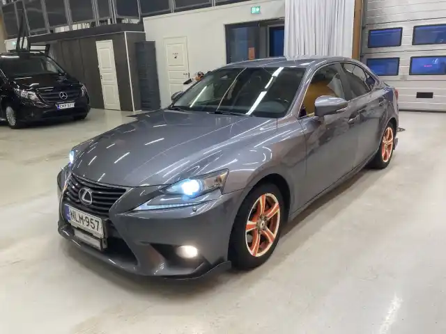 Harmaa Sedan, Lexus IS – NLM-957