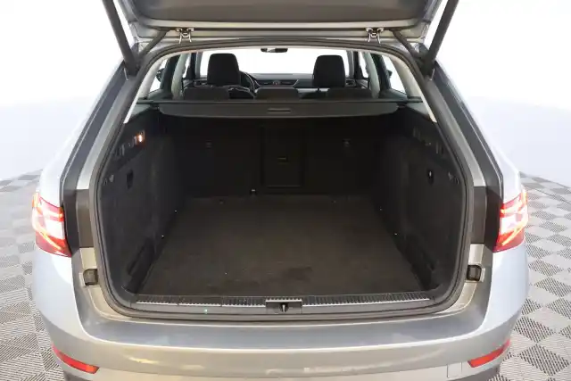 Harmaa Farmari, Skoda Superb – NLN-583