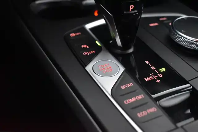 Musta Viistoperä, BMW 118 – NLP-877