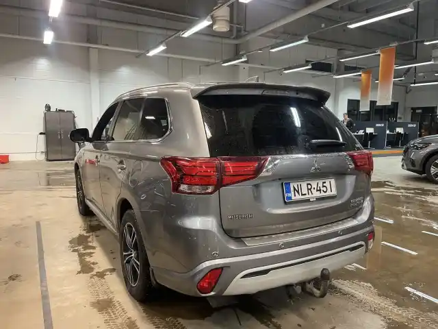 Harmaa Maastoauto, Mitsubishi Outlander PHEV – NLR-451