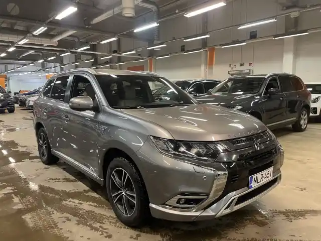 Harmaa Maastoauto, Mitsubishi Outlander PHEV – NLR-451