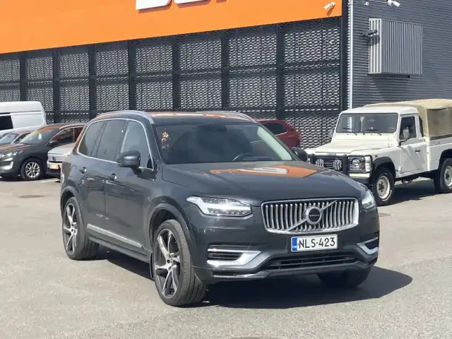 Harmaa Maastoauto, Volvo XC90 – NLS-423