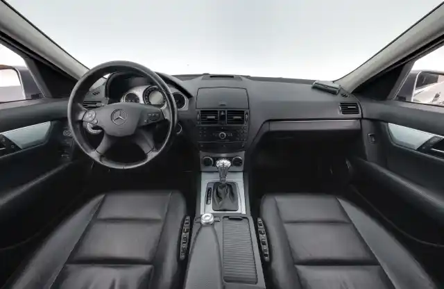 Harmaa Farmari, Mercedes-Benz C – NLT-233