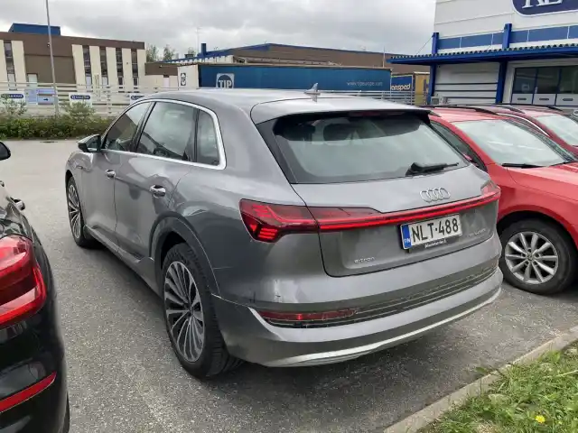 Harmaa Maastoauto, Audi e-tron – NLT-488