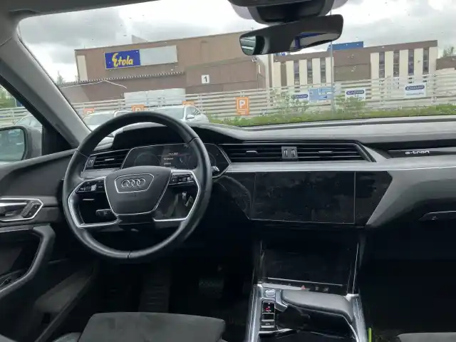 Harmaa Maastoauto, Audi e-tron – NLT-488