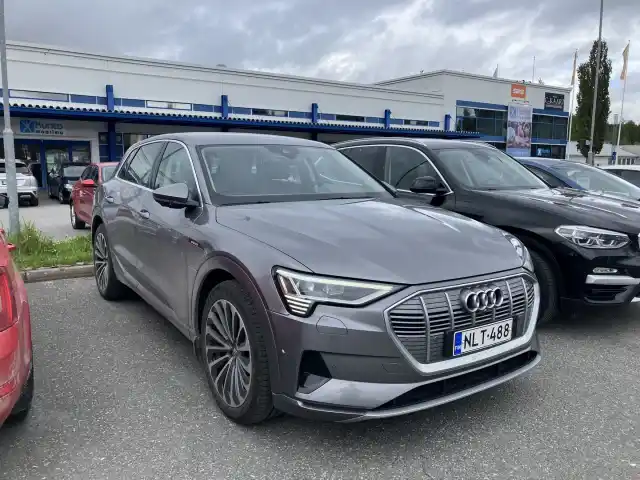 Harmaa Maastoauto, Audi e-tron – NLT-488