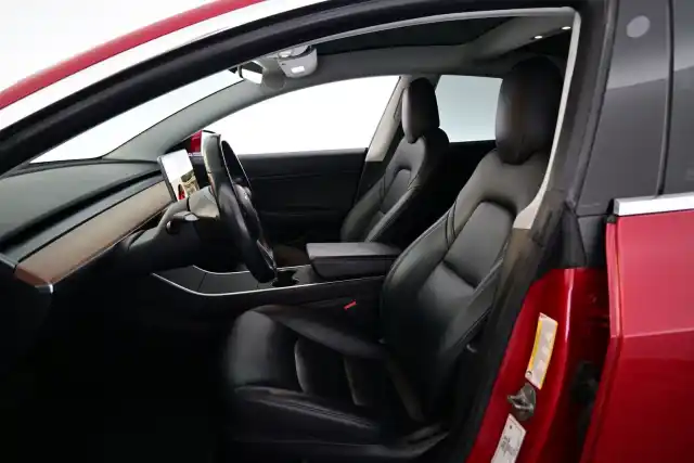 Punainen Sedan, Tesla Model 3 – NLV-410