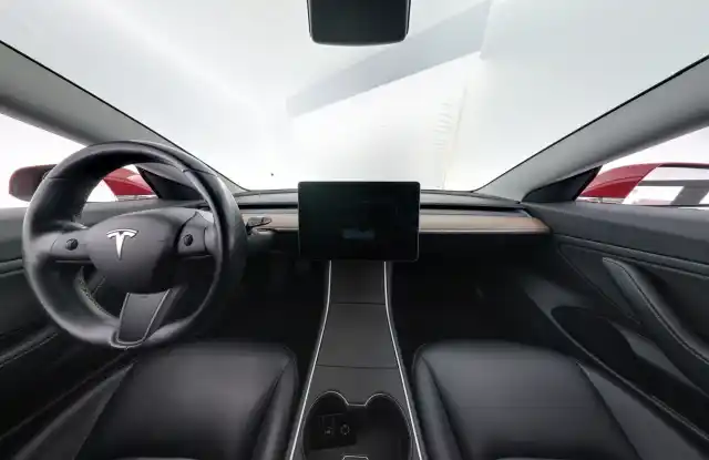 Punainen Sedan, Tesla Model 3 – NLV-410