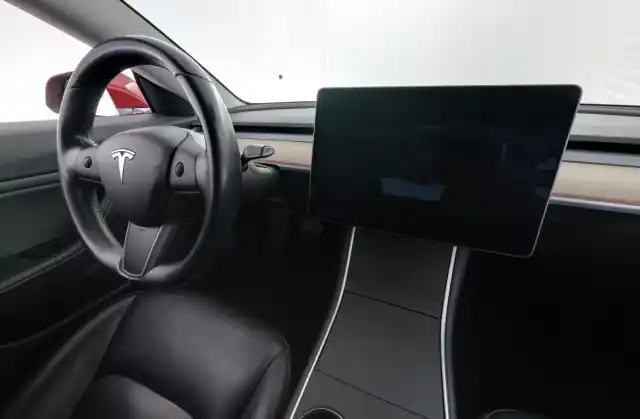 Punainen Sedan, Tesla Model 3 – NLV-410