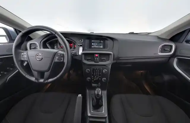 Sininen Viistoperä, Volvo V40 – NLX-675