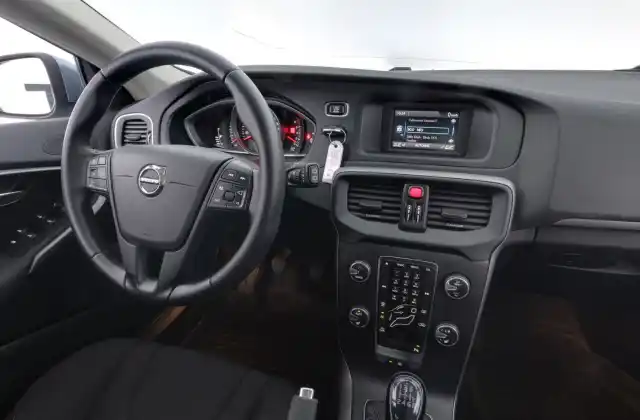 Sininen Viistoperä, Volvo V40 – NLX-675