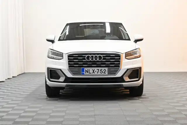 Valkoinen Maastoauto, Audi Q2 – NLX-752