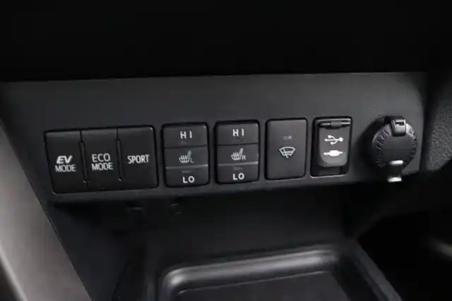 Musta Maastoauto, Toyota RAV4 – NLY-182