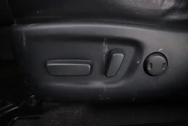 Musta Maastoauto, Toyota RAV4 – NLY-182
