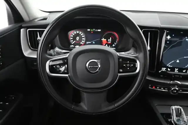 Punainen Maastoauto, Volvo XC60 – NLY-441