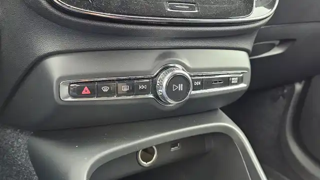 Musta Maastoauto, Volvo XC40 – NLY-455