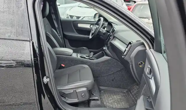 Musta Maastoauto, Volvo XC40 – NLY-455