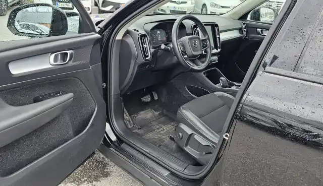 Musta Maastoauto, Volvo XC40 – NLY-455